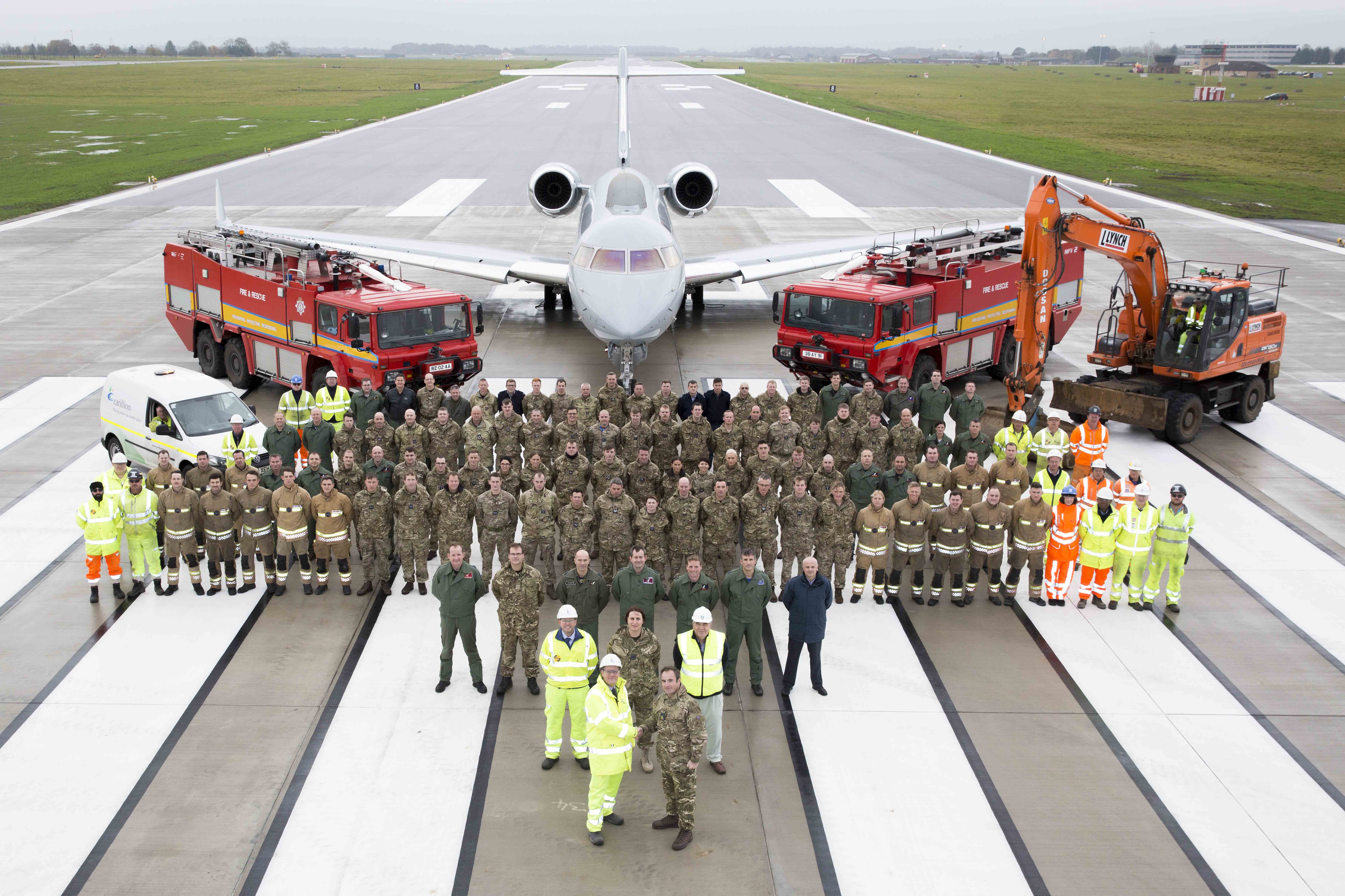 WAD-OFF-16-0735-RUNWAY HANDOVER GROUP PHOTO