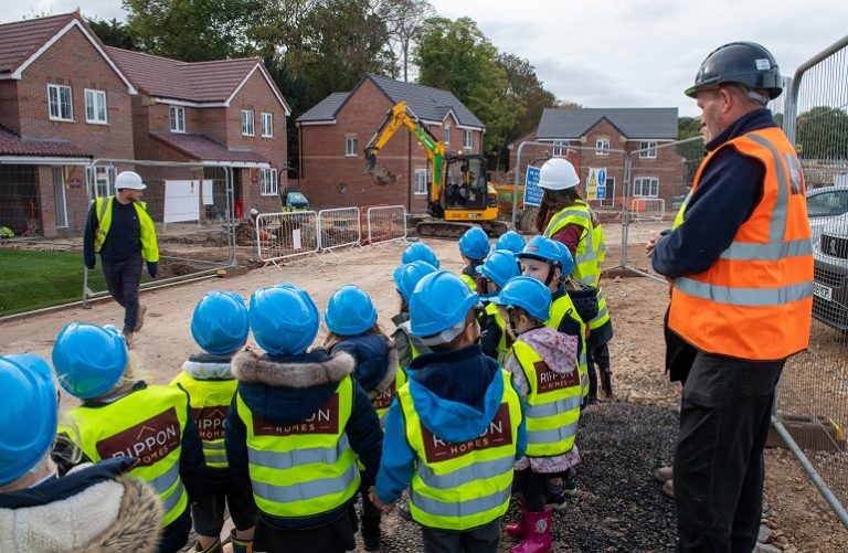 Seeing the sites – Gainsborough school children learn site safety and housebuilding at Lincolnshire development